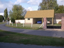 Instertion dans le site d'un garage ouvert avec poteaux chene